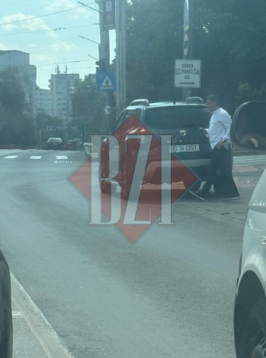 Primarul Mihai Chirica, surprins în timp ce parchează neregulamentar pe o stradă din Iași
