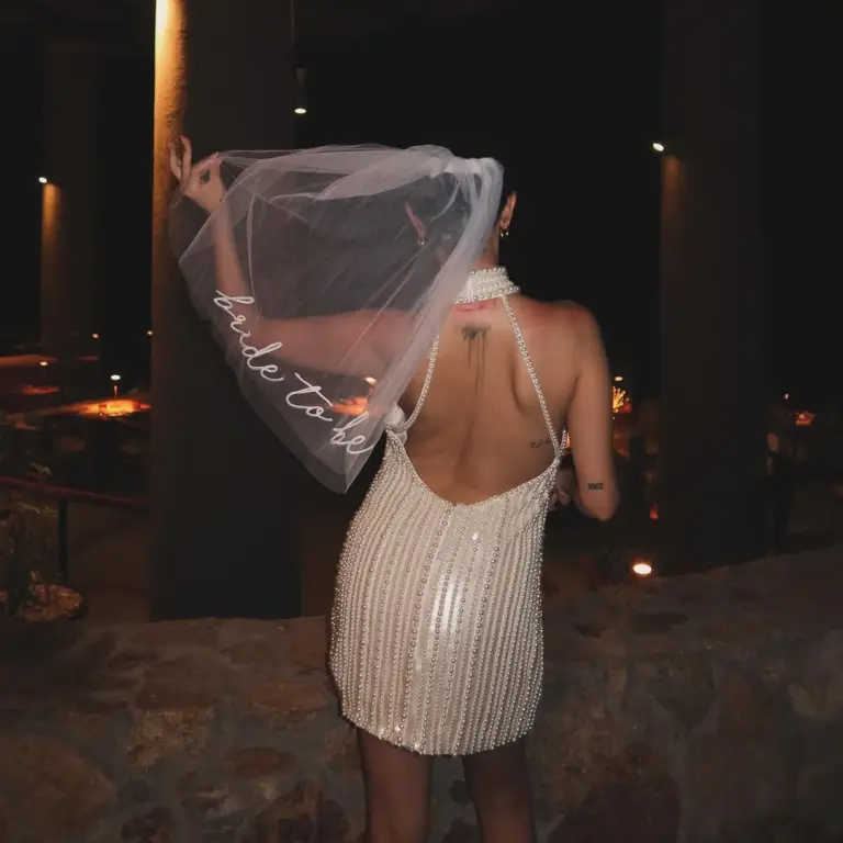 Selena Gomez strălucește la petrecerea burlăcițelor. Iată ce a purtat viitoarea mireasă