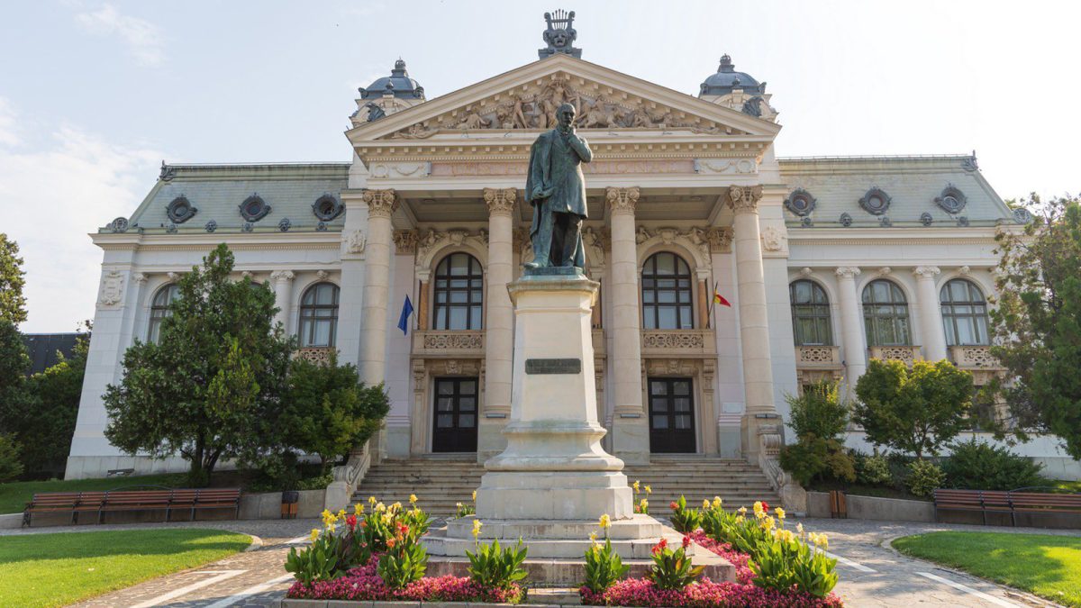 Lucrările de modernizare a parcului din fața Teatrului Național „Vasile Alecsandri”, aproape finalizate. Zona va deveni un spațiu cultural în aer liber