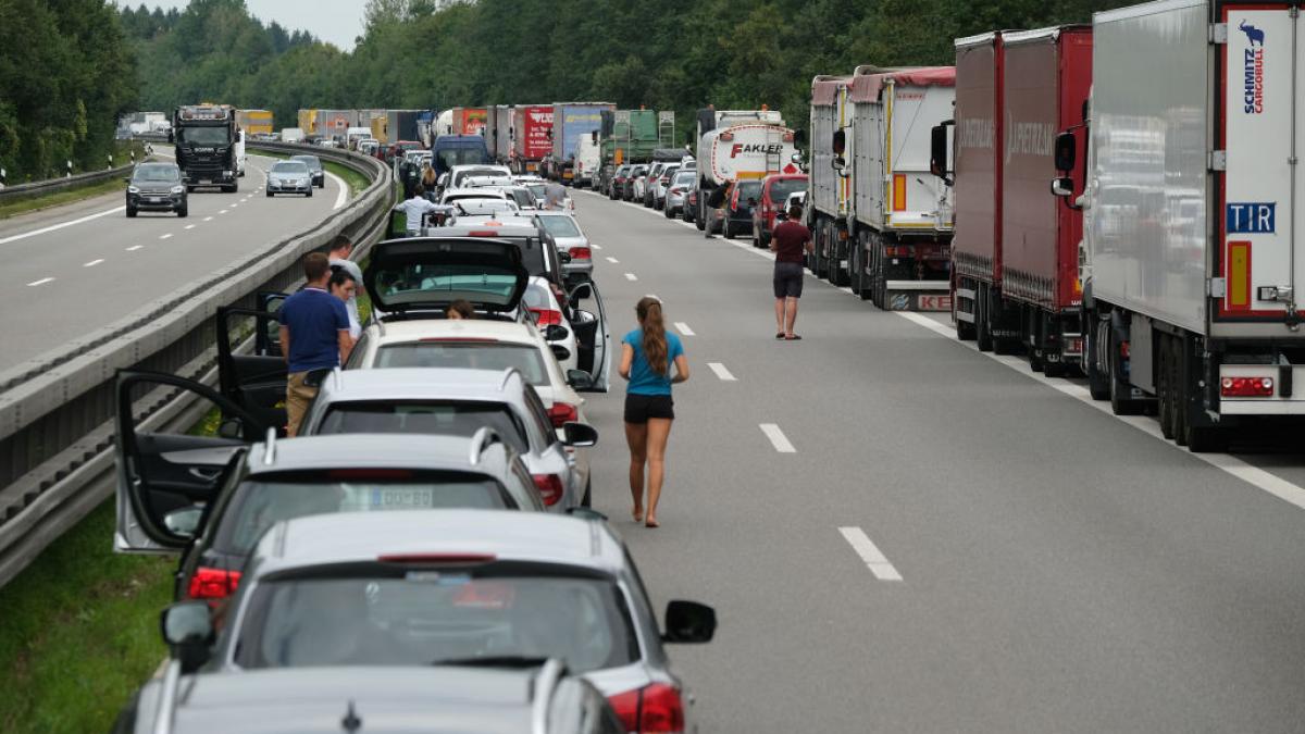 Tragedie în lanț pe autostradă! Zeci de răniți și trei vieți pierdute!