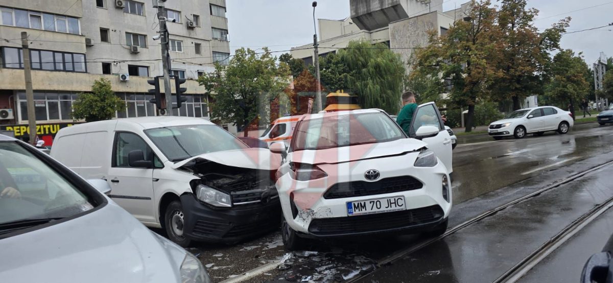 Accident rutier în Podu Roș! Două autoturisme s-au ciocnit. Trafic blocat
