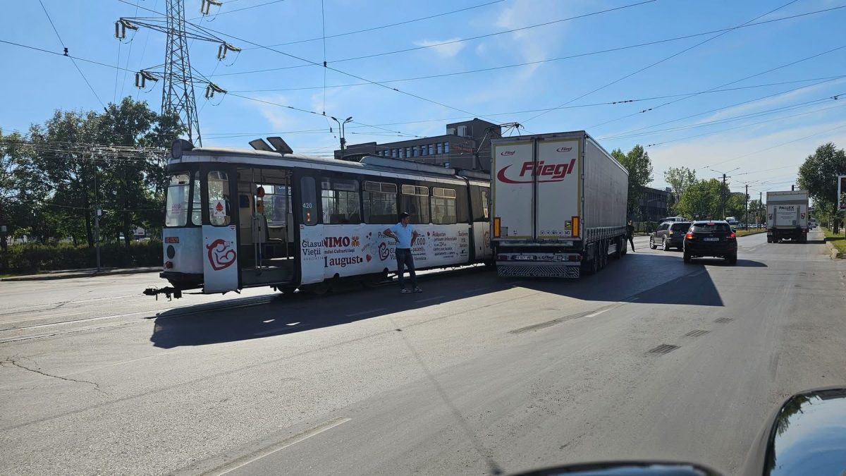 Accident rutier în Baza 3. Un TIR a intrat în coliziune cu un tramvai al CTP Iași