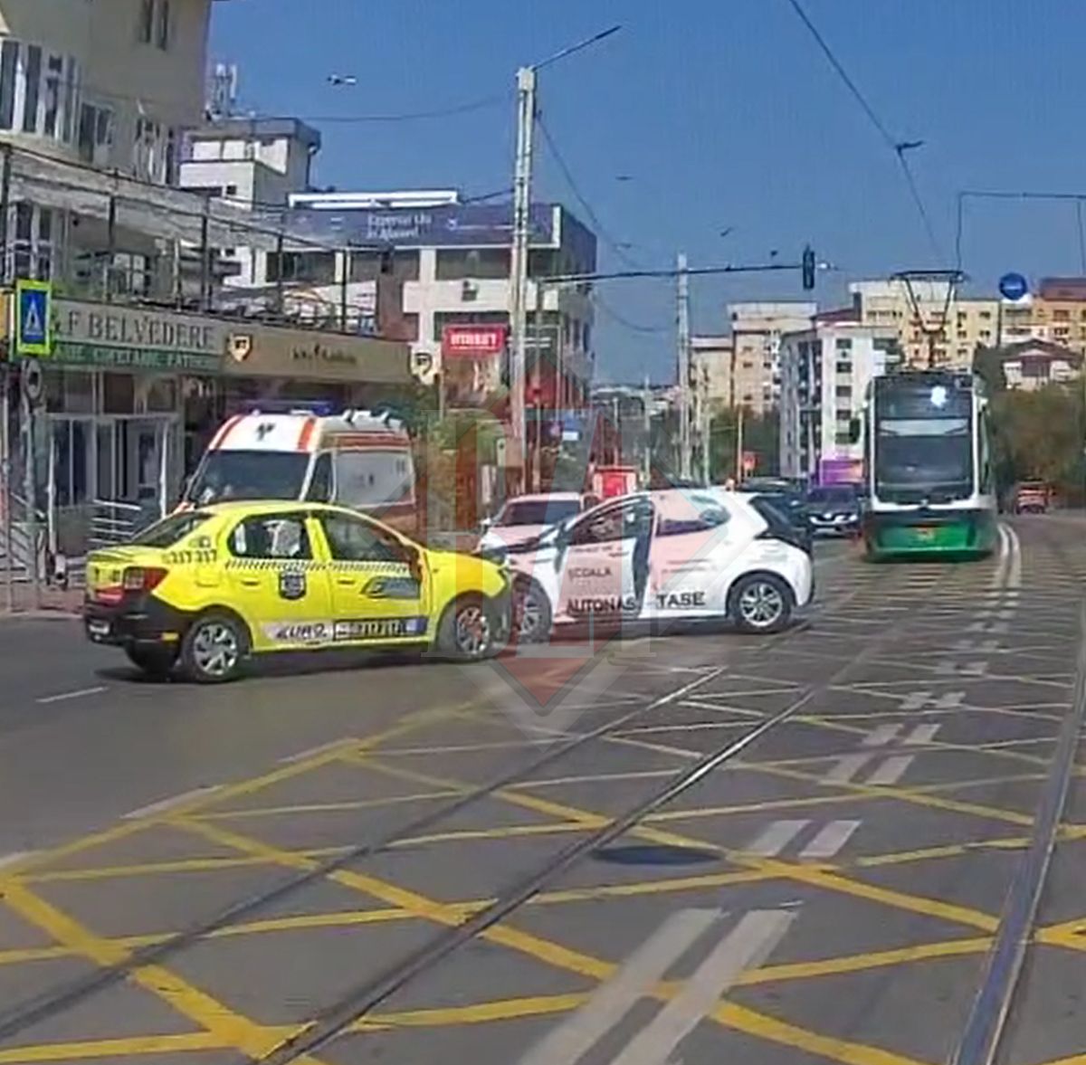 Accident rutier la Belvedere! Un taxi și un autoturism de școală de șoferi s-au izbit