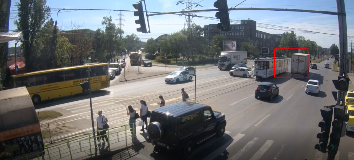 Iată momentul producerii accidentului rutier din Baza 3. Șoferul unui TIR nu acordă prioritate și intră într-un tramvai al CTP Iași