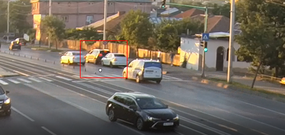Accident rutier la Gara Internațională între un scuter și un autoturism! Impactul, surprins de camerele de supraveghere