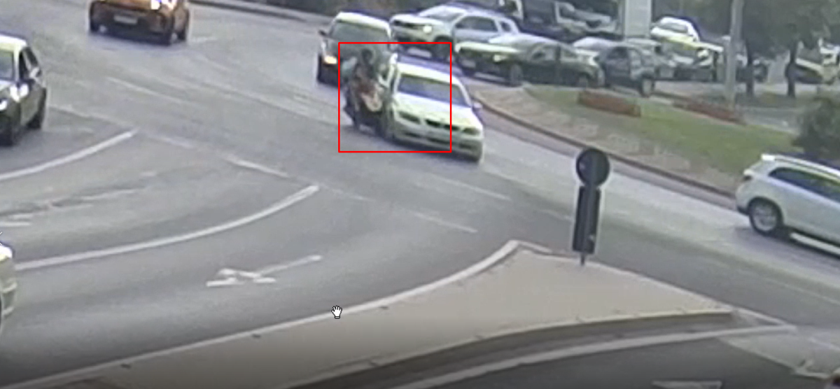 Accident rutier în Iași! Un BMW lovește un curier. Incidentul a fost surprins de camere