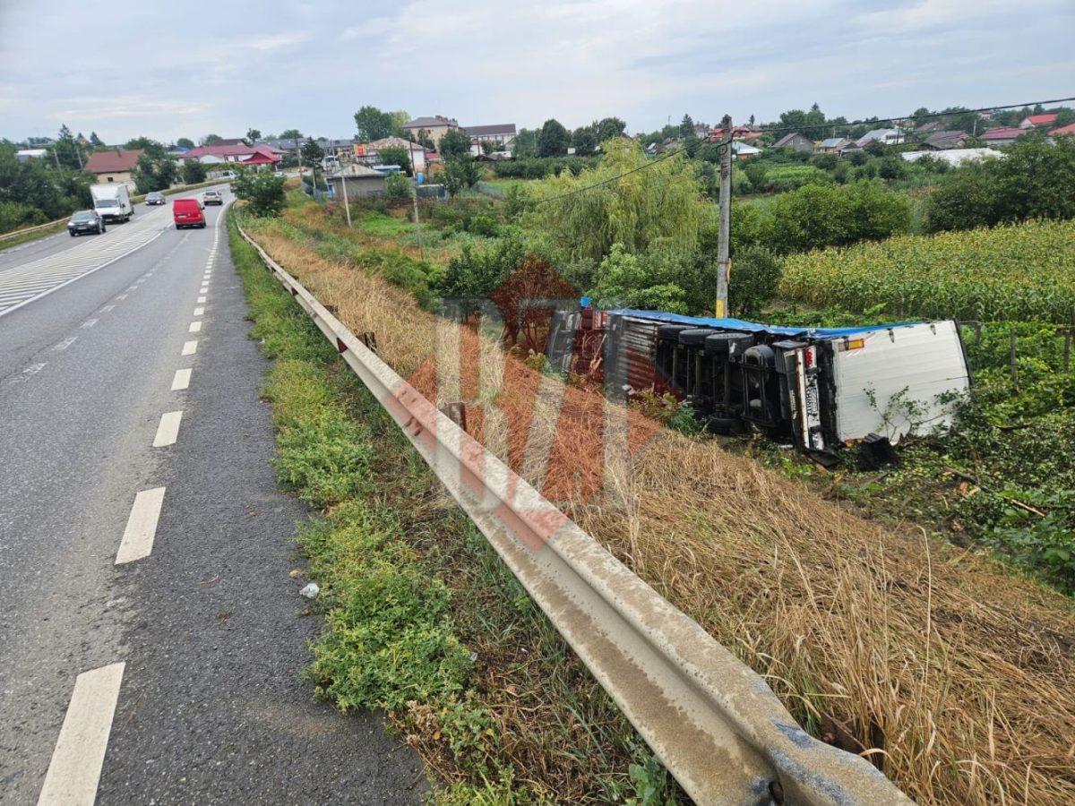 Accident mortal azi noapte la Bălțați. Șoferul unui TIR a murit după ce s-a răsturnat în afara părții carosabile – UPDATE