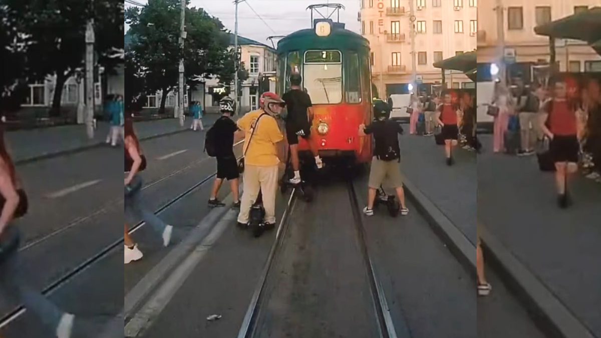 Manevre periculoase în centrul orașului! Ce au fost în stare să facă patru adolescenți pe trotinete, în spatele unui tramvai. Lumea s-a oprit să privească
