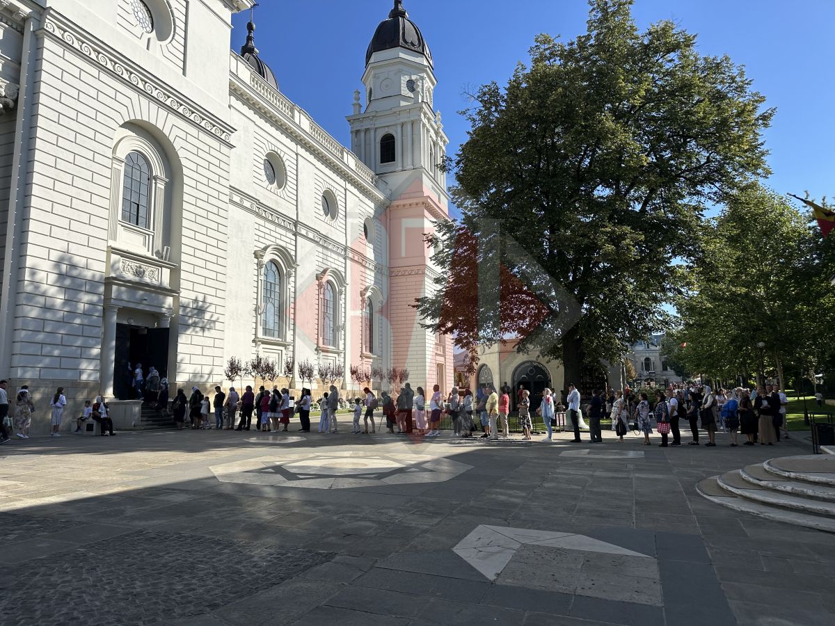 Sute de oameni participă la Sfânta Liturghie oficiată la Mitropolia Iași, cu ocazia sărbătorii Tăierii Capului Sfântului Ioan