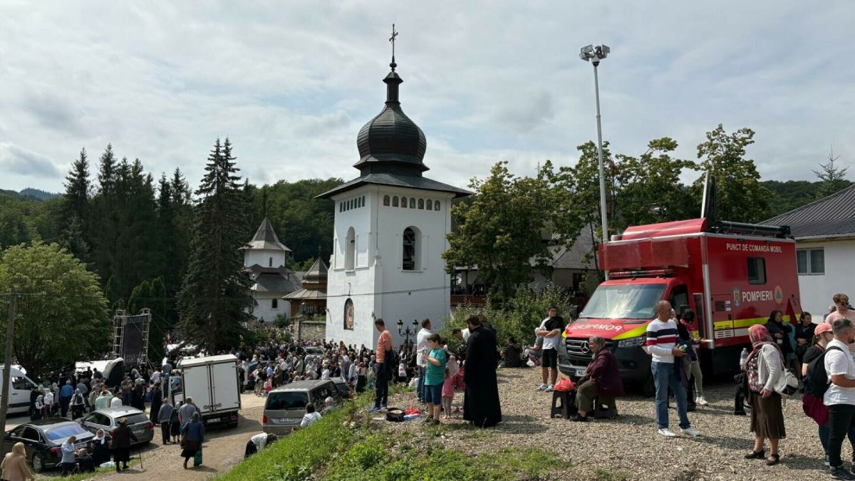Pelerinaj cu final dramatic la Sihăstria! Zeci de credincioși au căzut la pământ la canonizarea Sfinților Paisie și Cleopa