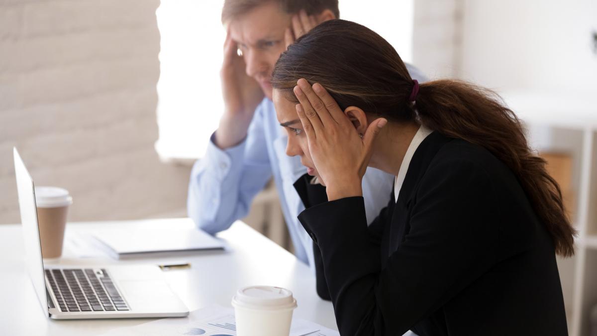 Concedieri în serie la una dintre cele mai mari bănci, din greșeală! Angajații au aflat dintr-un e‑mail că vor fi dați afară