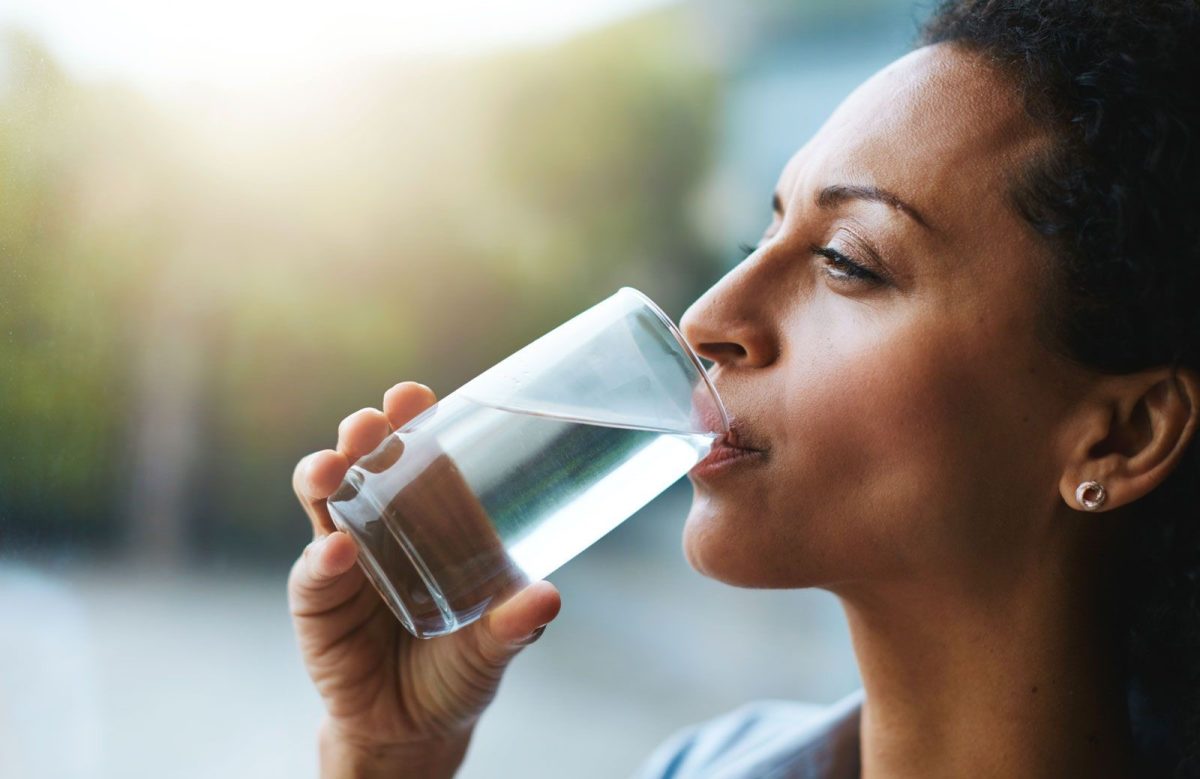 Acest obicei îți poate crea disconfort gastric! Află cum să te hidratezi corect în zilele toride