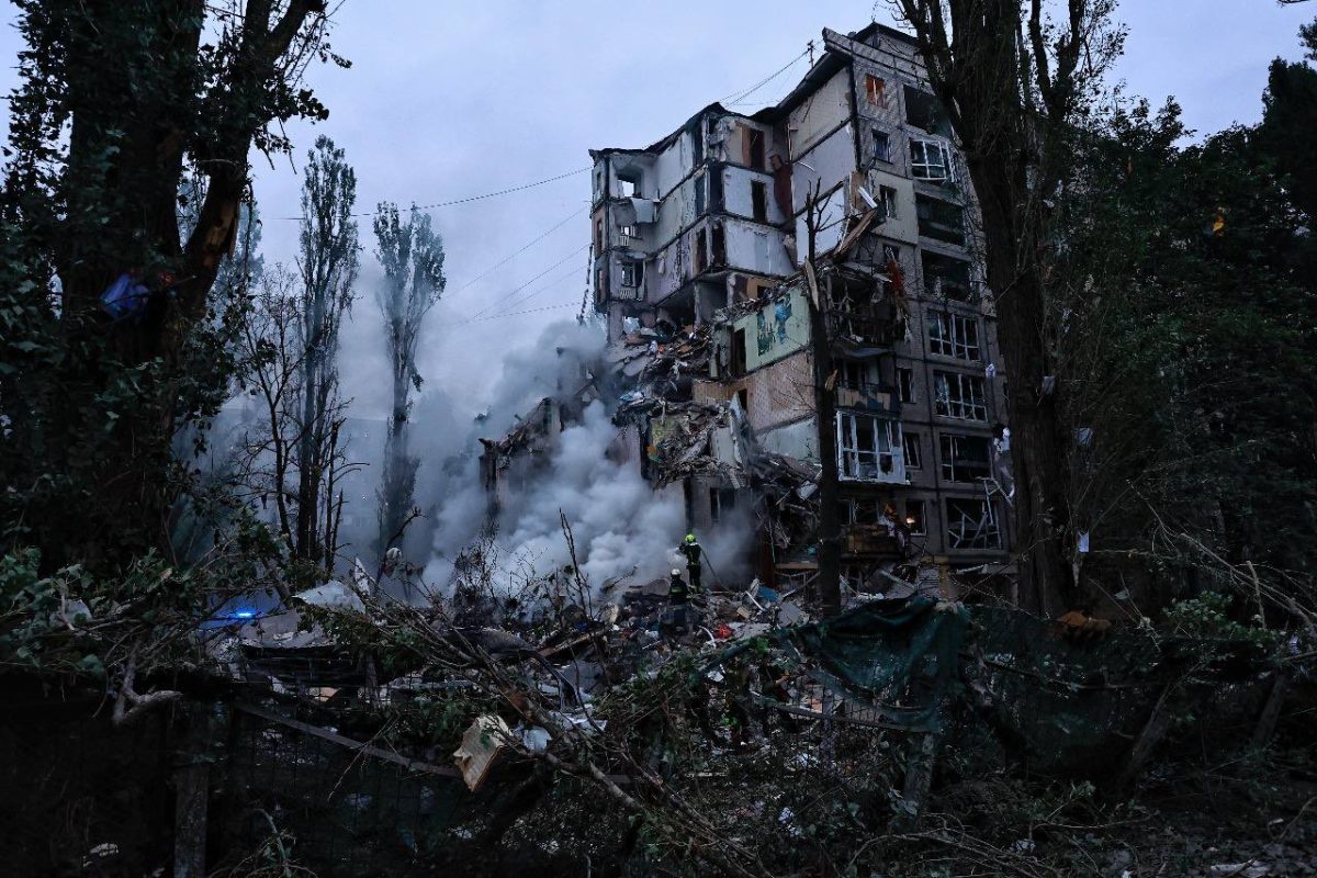 O tânără a supraviețuit în mod miraculos după ce suflul unei explozii a aruncat-o afară din apartamentul ei de la etajul nouă