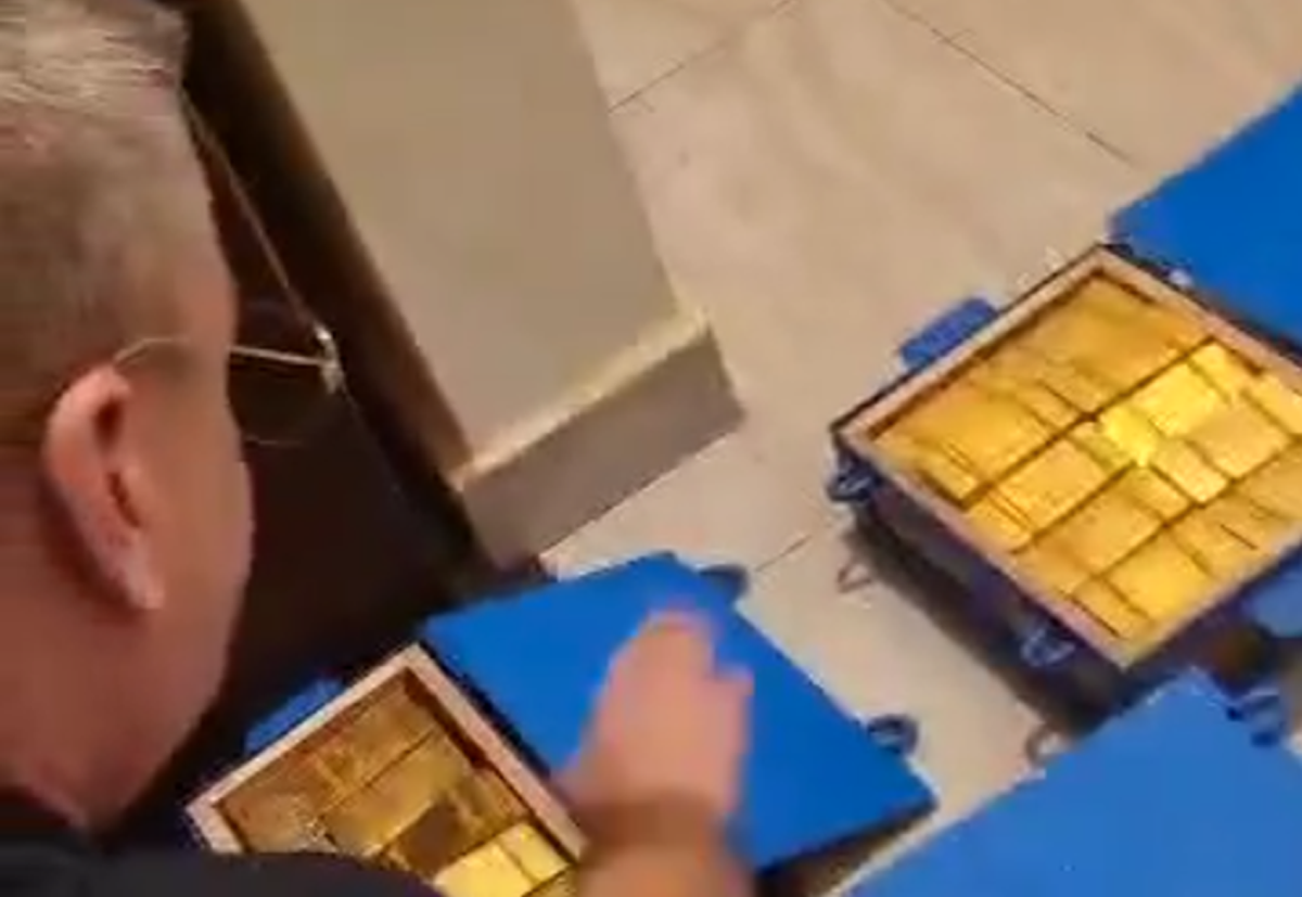 Clip viral! Patronul CFR Cluj, Ioan Varga, surprins numărând 17 cutii pline cu lingouri de aur