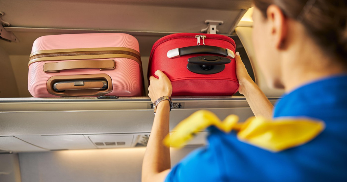 Vânătoare de bagaje la Ryanair! Angajații, plătiți să te prindă cu trolerul prea mare