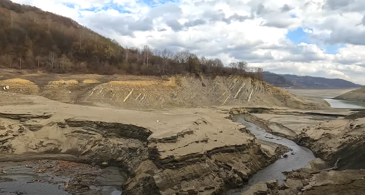 Barajele se golesc, dar Guvernul condus de Ilie „sărăcie” tace. De ce nu ni se spune adevărul?