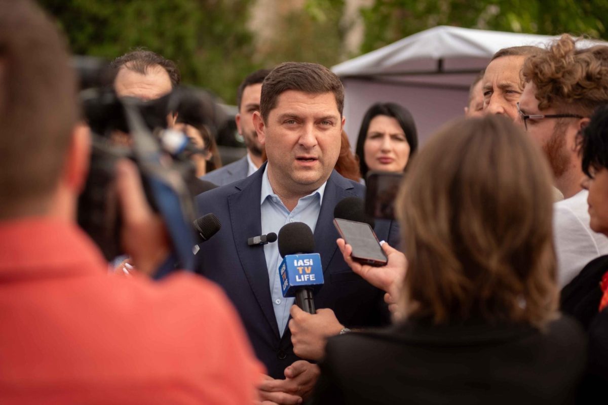 Deputatul Bogdan Cojocaru: Afacerea Microbuzelor Electrice – în timp ce premierul Bolojan cere austeritate oamenilor, PNL Iași face dezmăț cu banii europeni