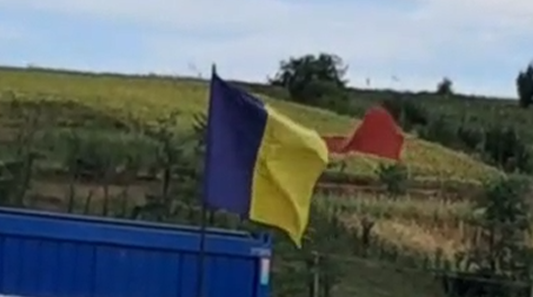 Simbol național batjocorit? Steag rupt, arborat la vedere în Boureni