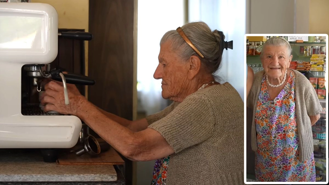 Bunica Ana are 101 ani și este barista! Lucrează în cafeneaua ei de peste 70 de ani