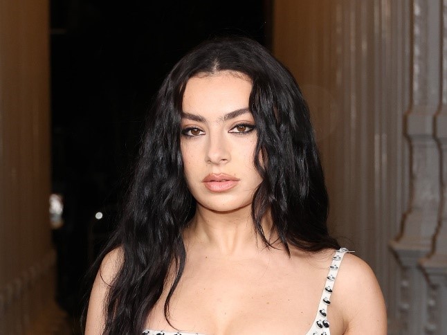 Charli XCX a fost fotografiată în ipostaze incendiare. Artista britanică a făcut furori de ziua ei