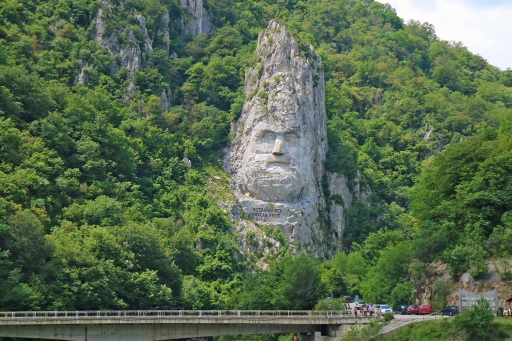 Chipul lui Decebal de la Cazane nu are 2000 de ani, ci doar 20. Povestea dramatică a sculptorului care și-a sacrificat viața pentru un vis neterminat