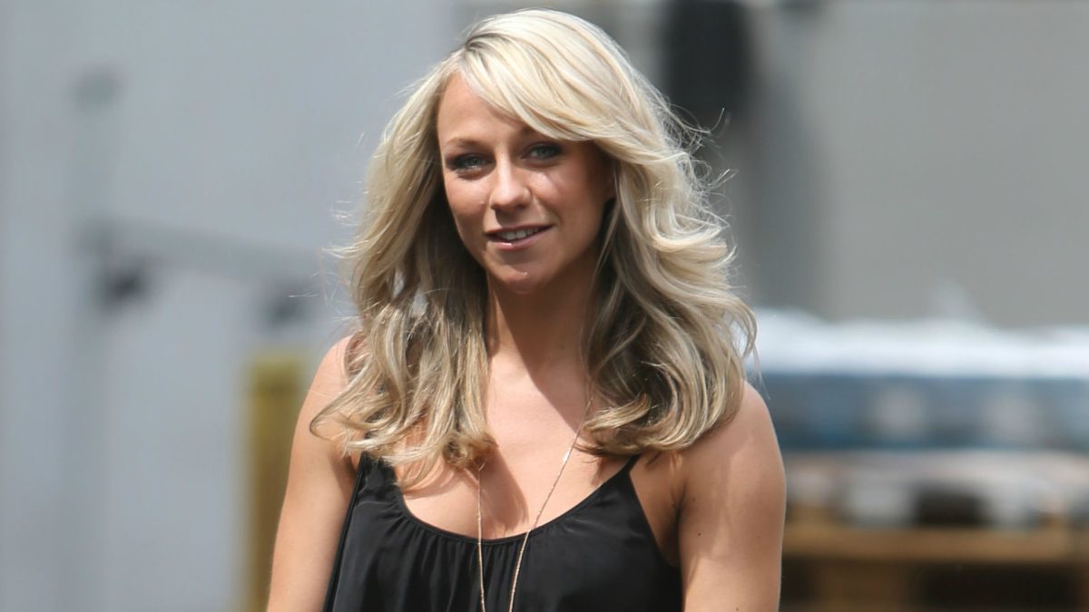 Chloe Madeley a apărut topless în vacanță. Vedeta s-a fotografiat în slipi albaștri, bucurându-se de libertate totală
