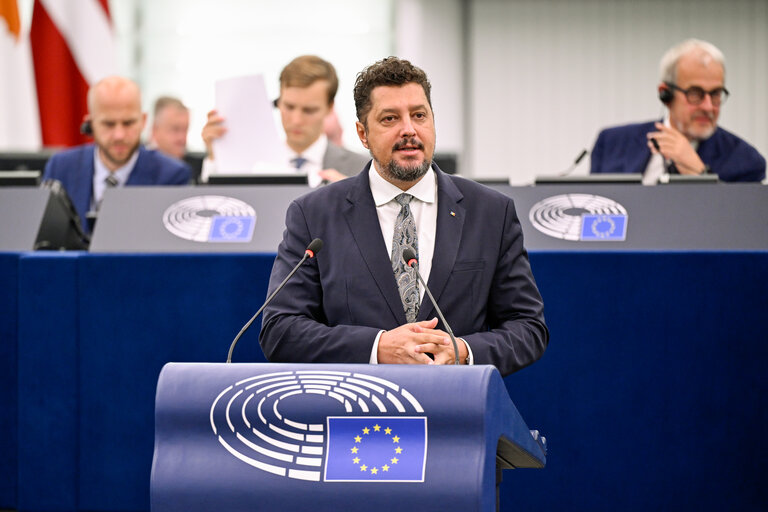 Claudiu Târziu, președinte Acțiunea Conservatoare, acuză Guvernul de dublu standard: „Românii strâng cureaua, multinaționalele primesc bani de la stat”