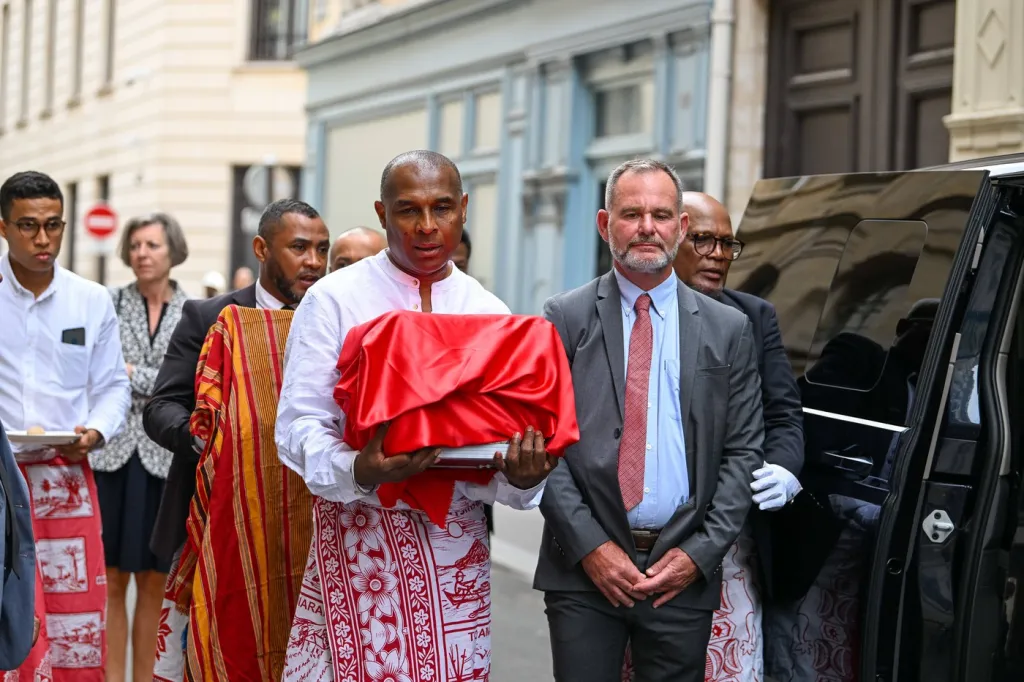 După secole de durere, Madagascar primește înapoi craniile eroilor săi. Franța recunoaște trecutul colonial