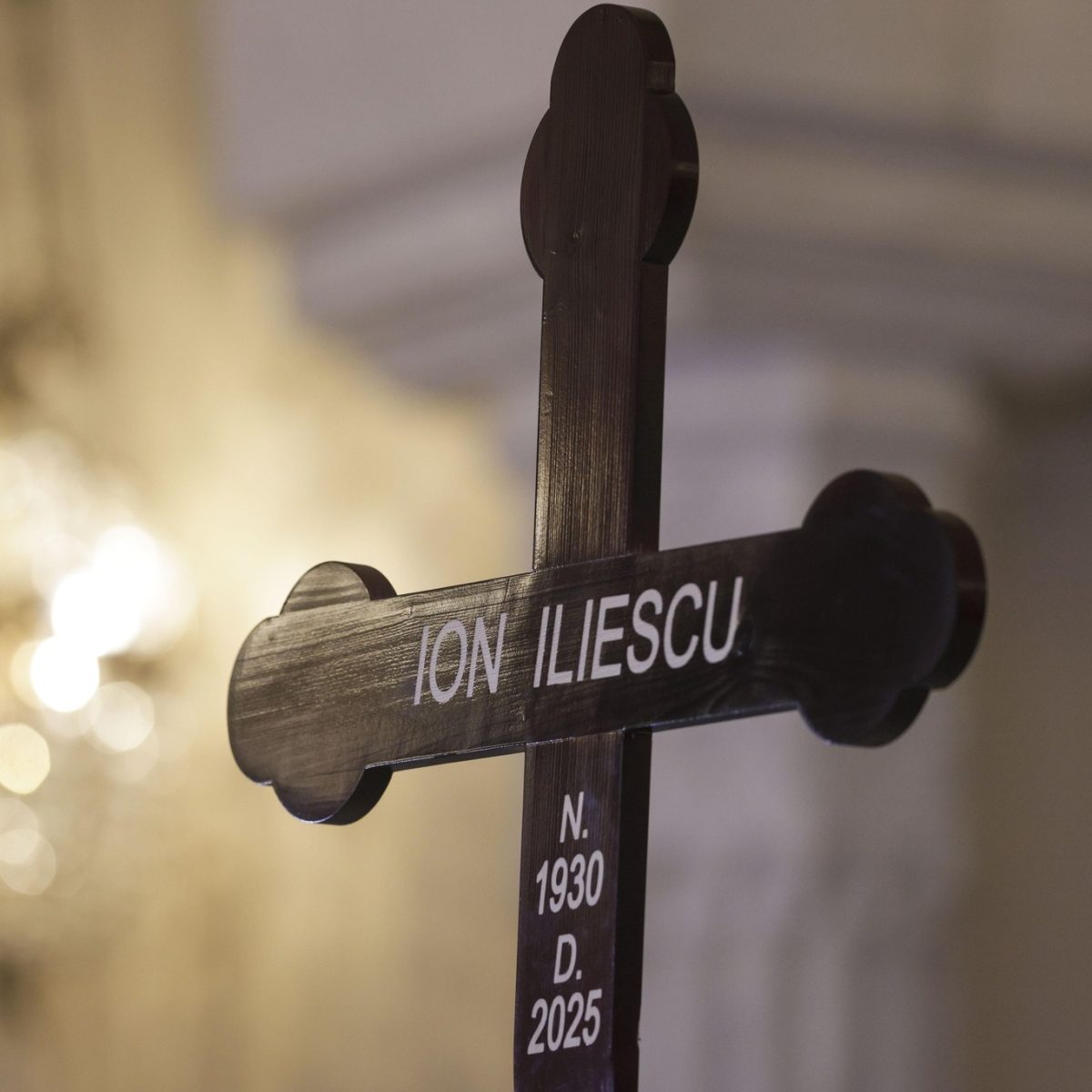 Detaliul important de pe crucea lui Ion Iliescu care lipsește! Greșeală sau ultima dorință?