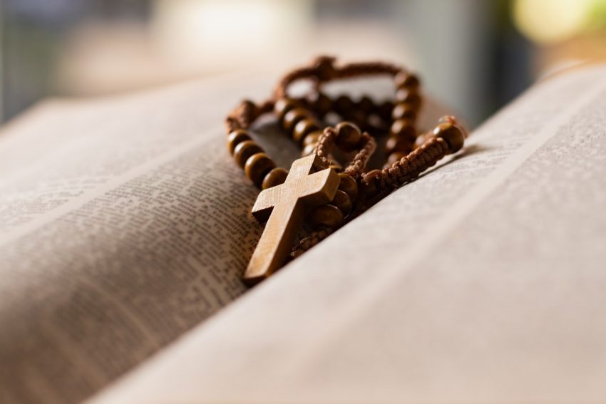 Biserica Ortodoxă, prima reacție după ce doi preoți au fost filmați dansând la bară și consumând substanțe