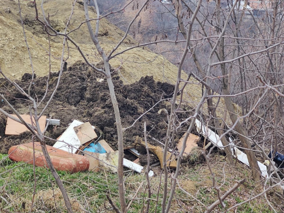 Groapă ilegală de deșeuri din construcții descoperită într-o comună de lângă Iași. Amenzi de peste 67.000 de lei și dosar penal