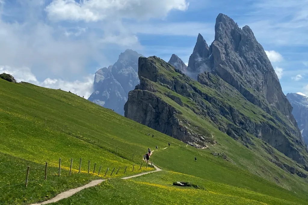 Accesul în natură nu mai e gratuit! Terenurile din Dolomiți devin cu plată din cauza turiștilor