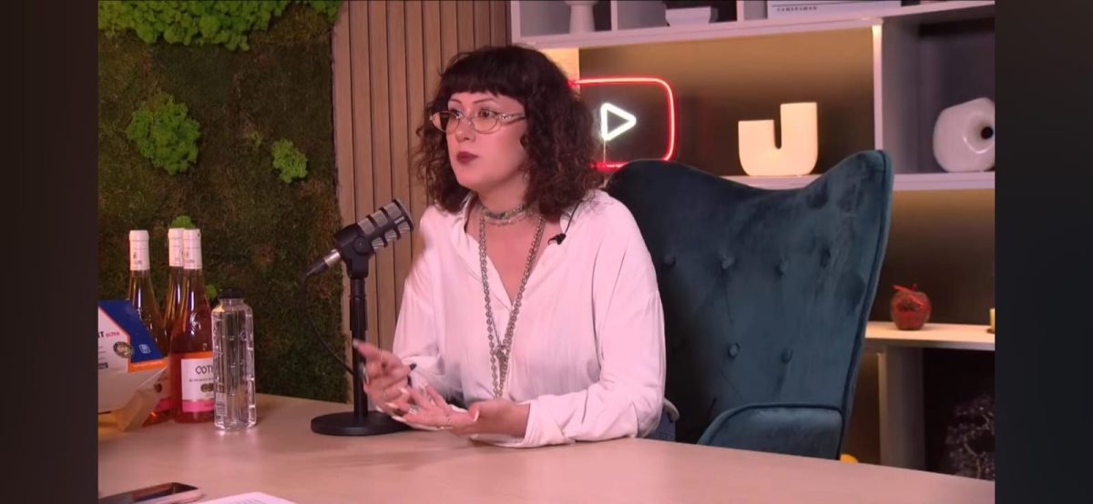Elena Simion spune de ce cumpără oamenii mai mult decât le trebuie. Iată de ce microtrendurile creează haos în garderobă