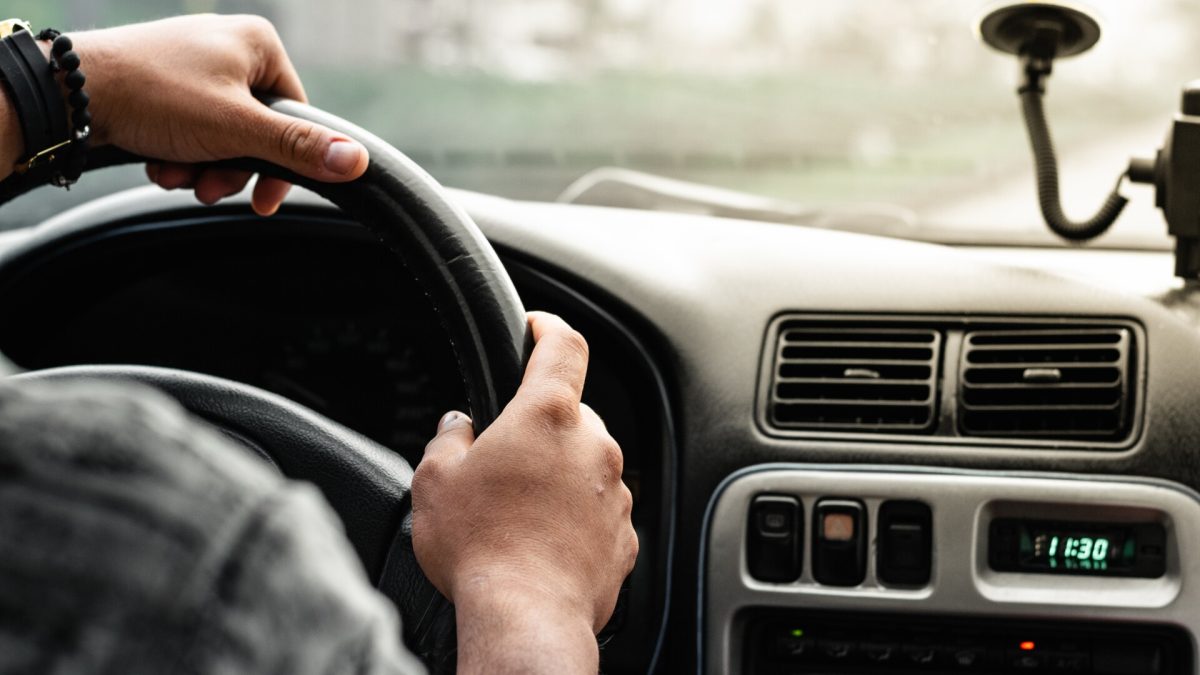 Un gest banal pentru șoferi va fi aspru sancționat! Mulți conducători auto au făcut asta!
