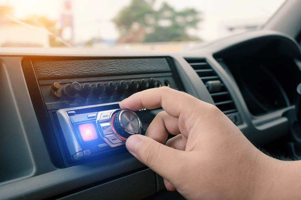 Gestul care devine interzis în propria mașină! Ce riscă șoferii care dau muzica la maximum în autoturism! 