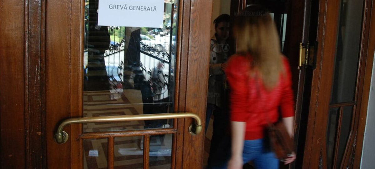 Angajații din primării din toată țara intră în grevă, după măsurile anunțate de Guvernul Bolojan