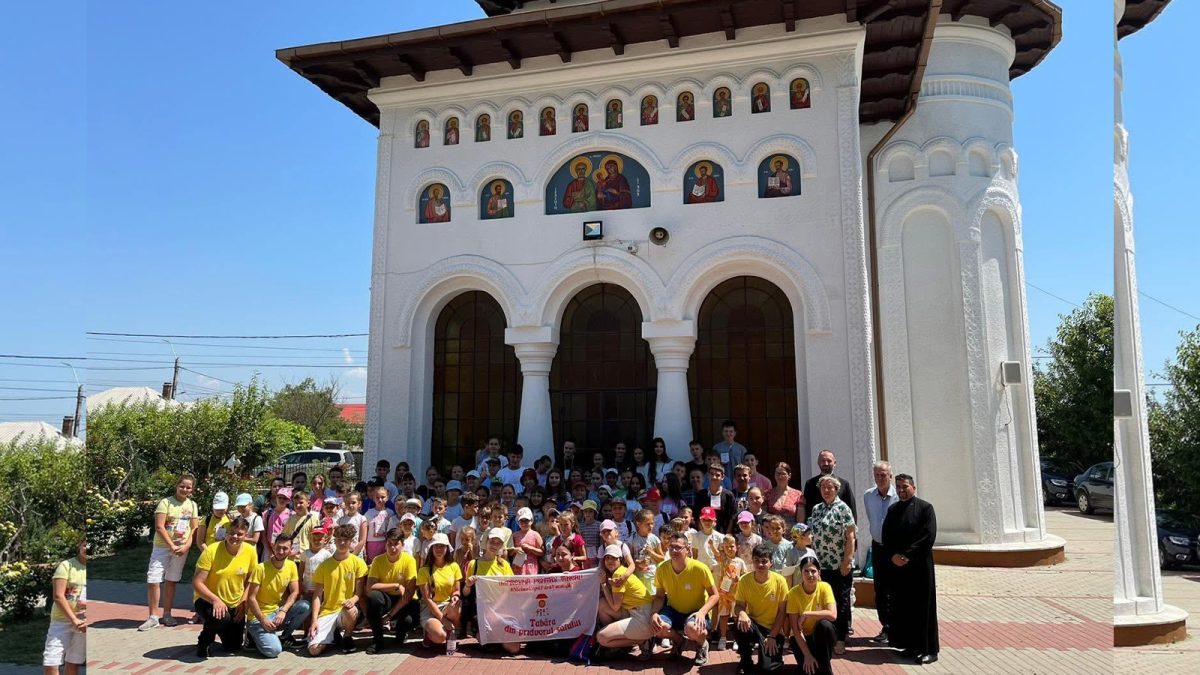 „Tabăra din pridvorul satului” are succes la Iași. Preoții și comisarii de mediu derulează campanii de informare în mediul rural