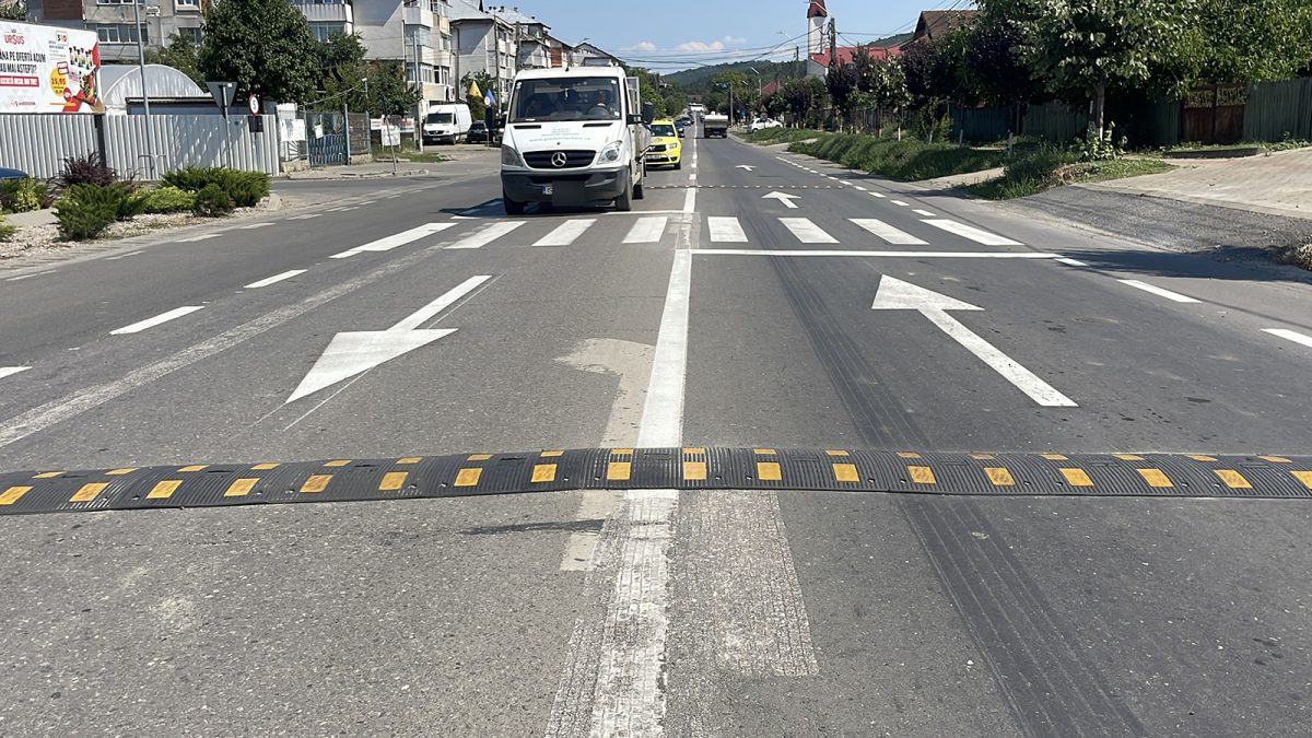 Așa ceva nu ai mai văzut! În loc să pună trecerea de pietoni în Iași, constructorul a amplasat-o  în satul Tomești, cu tot cu limitatoare de viteză