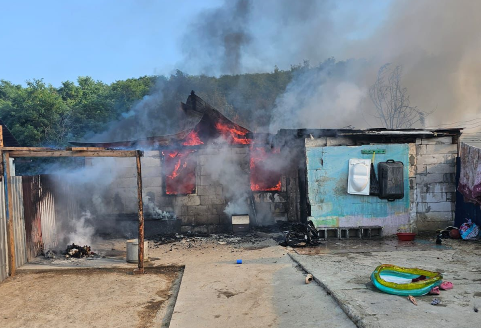 Casă cuprinsă de flăcări pe Cicoarei. Pompierii luptă pentru stingerea incendiului – UPDATE