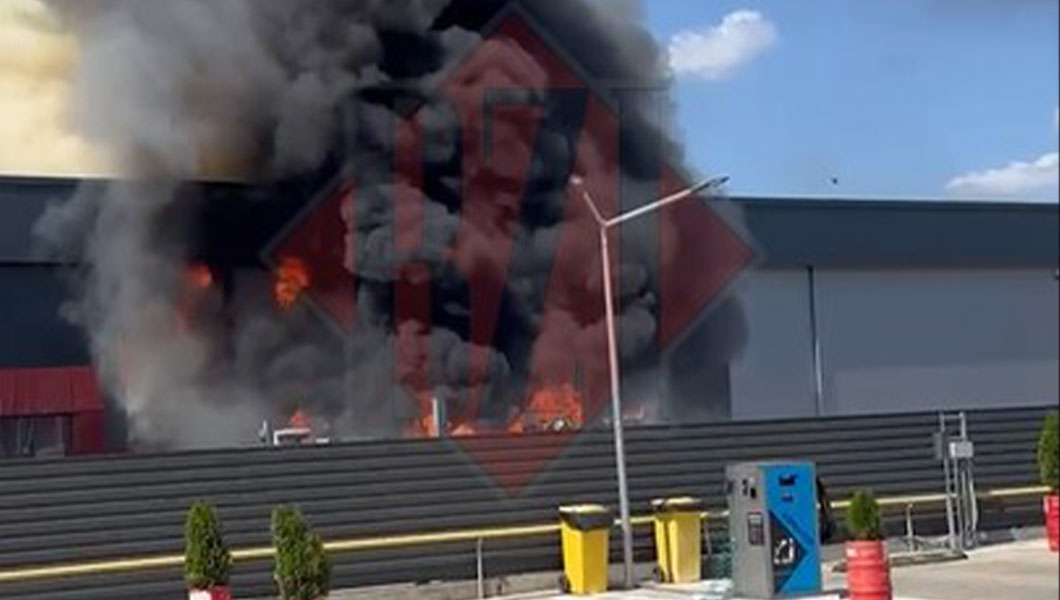 Incendiu masiv la o hală situată pe Drumul Hoților. Pompierii ieșeni au intervenit în forță