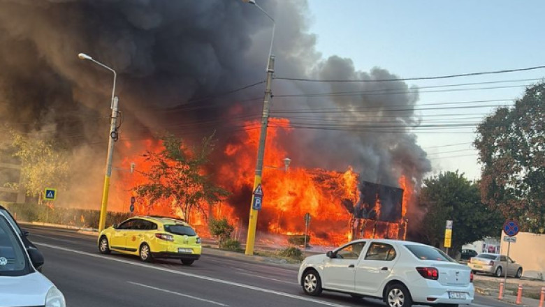 Patru pompieri de la ISU Iași, aflați în timpul liber, au intervenit pentru stingerea incendiului din Mamaia