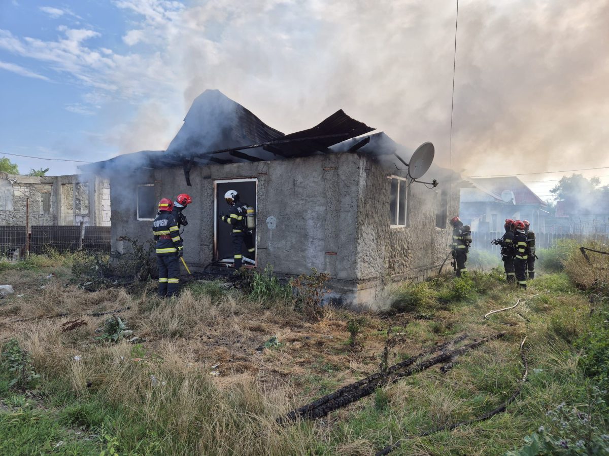 Incendiu devastator la o locuință din Podu Iloaiei! Acoperișul și bunurile din casă, distruse complet