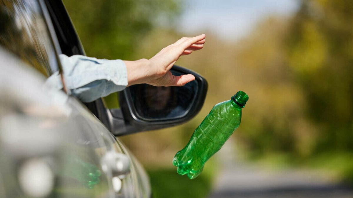 Permis suspendat și chiar închisoare pentru șoferii care fac asta! Gestul total interzis pe drumurile publice! 