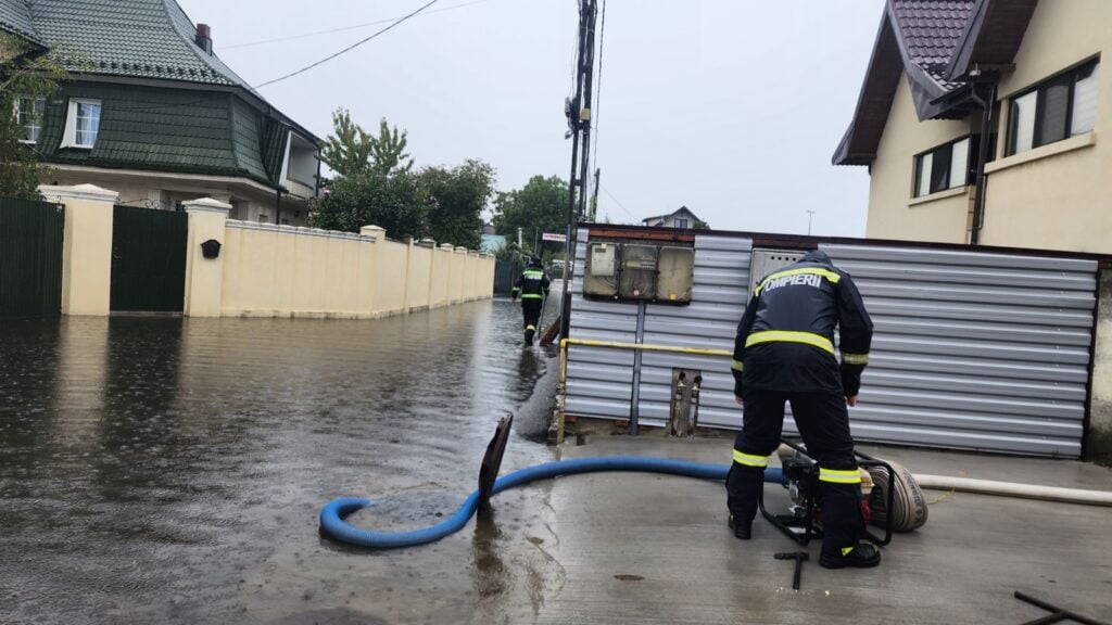 Furtuni puternice au făcut prăpăd în țară! Pompierii, chemați să stingă un incendiu provocat de fulger