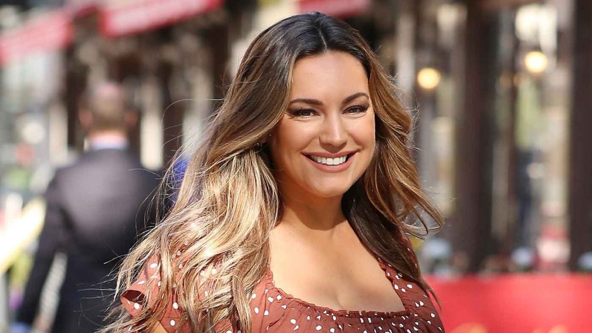 Kelly Brook își etalează silueta provocatoare în bikini alb. Fanii au fost cuceriți de naturalețea vedetei