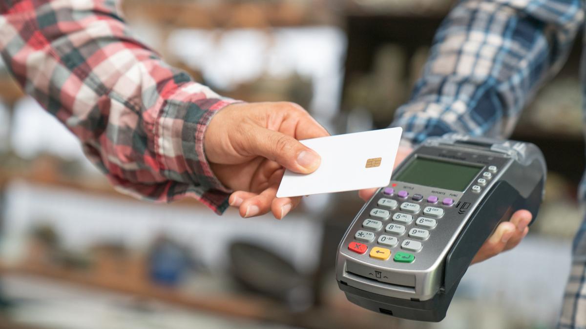 Toate magazinele din România vor fi obligate să accepte plata cu cardul. Măsura elimină plafonul de 50.000 lei și vine cu alte schimbări majore pentru firme