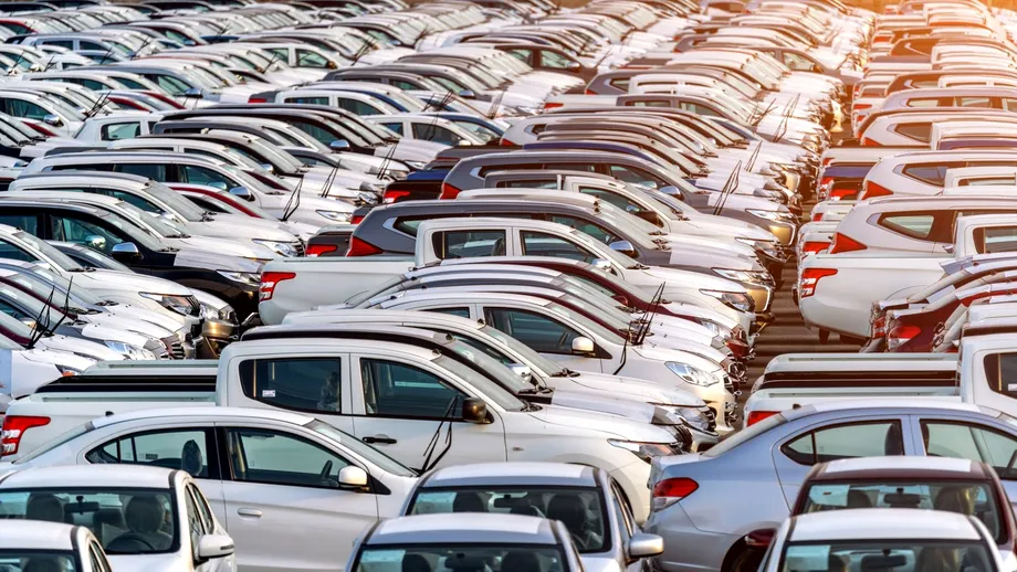 Înmatriculările de mașini noi cresc cu 26%. Dacia, Toyota și Hyundai conduc topul, în timp ce electricele scad cu aproape 18%