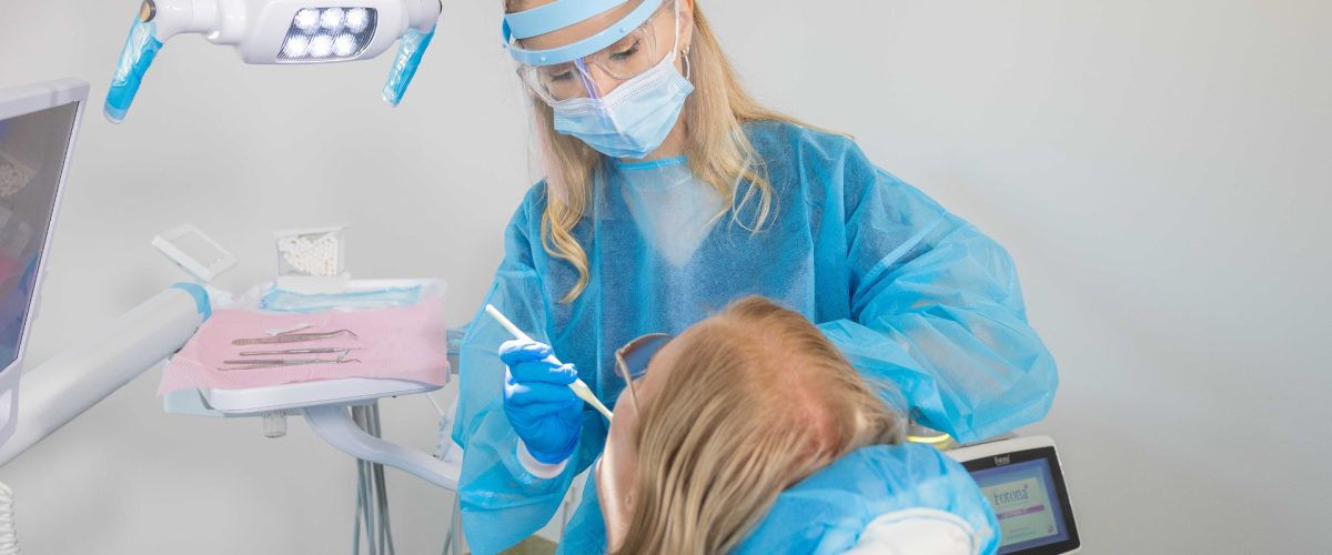 Cum a înșelat o femeie zeci de oameni cu fațete dentare aplicate ilegal