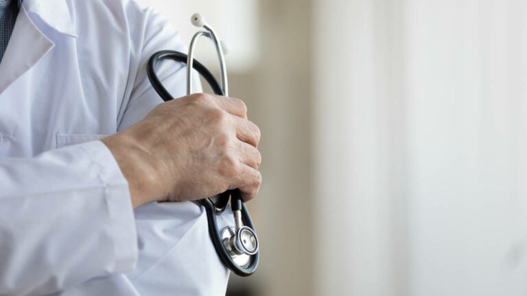 Noua regulă care îi vizează pe toți medicii din spitale! Amenzi uriașe dacă nu respectă programul