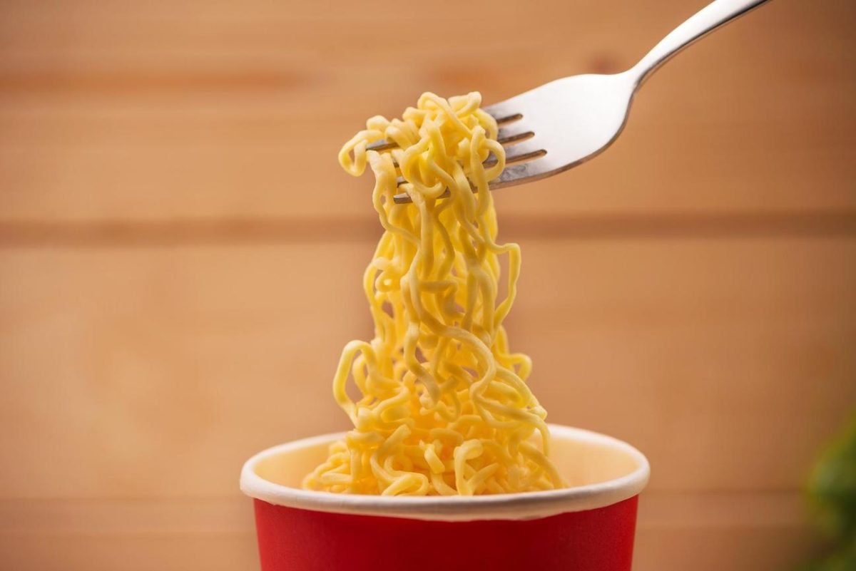Un băiat de 13 ani a murit după ce a consumat trei pachete de noodles instant